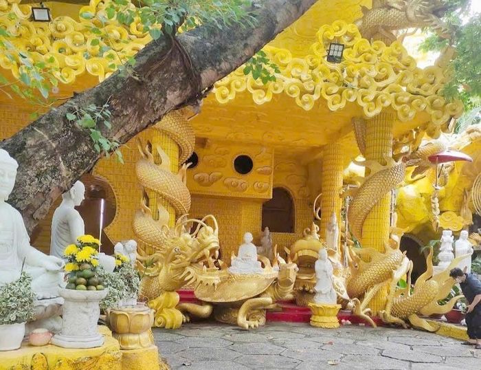 Những đường nét kiến trúc cầu kỳ với họa tiết tứ linh, tượng Phật và các khoảng mở góp phần tạo nên diện mạo khác biệt của Chùa Kỳ Quang 2. Ảnh: Tường Quang