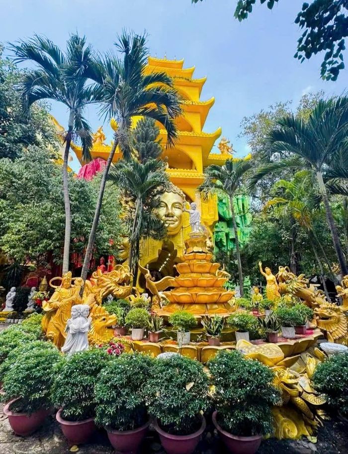 Cây xanh, dòng nước và những pho tượng đan xen trong khuôn viên, tạo nên nét thanh tịnh riêng của Chùa Kỳ Quang 2 giữa lòng đô thị. Ảnh: Đức Linh