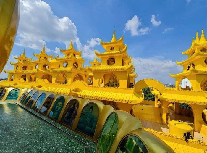 Nhìn từ trên cao, những mảng kiến trúc mang sắc vàng nổi bật giữa cây xanh, tạo nên một khoảng không gian thanh tịnh của Chùa Kỳ Quang 2 giữa phố thị TP.HCM. Ảnh: Tường Quang