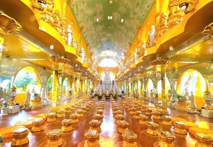 Không gian chánh điện rộng, thoáng với tượng Đức Phật Thích Ca Mâu Ni trong tư thế chuyển Pháp luân là điểm nhấn trang nghiêm của Chùa Kỳ Quang 2. Ảnh: Đức Linh