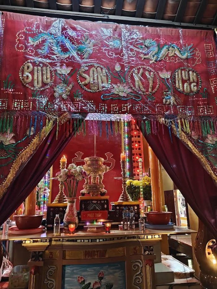 Không gian hậu điện tưởng niệm Phật Thầy Tây An Đoàn Minh Huyên, người khai sáng Bửu Sơn Kỳ Hương và có dấu ấn trong quá trình khai phá vùng Thới Sơn. Ảnh: Tường Quang.