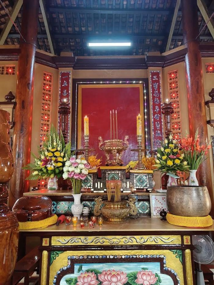Chính điện Chùa Thới Sơn với tấm Trần điều màu đỏ nổi bật, thể hiện nét thờ tự giản dị đặc trưng của Bửu Sơn Kỳ Hương. Ảnh: Tường Quang.