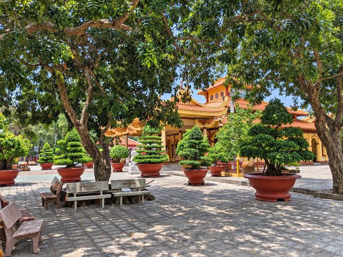 Khuôn viên thanh tĩnh của Chùa Thới Sơn dưới chân Núi Két, nơi lưu giữ những dấu ấn về tín ngưỡng và lịch sử hình thành cộng đồng cư dân vùng Thất Sơn. Ảnh: Tường Quang.