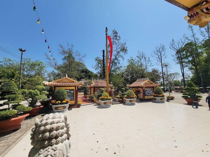 Ba ngôi miếu phía trước Chùa Thới Sơn góp phần tạo nên bố cục “trước miếu, sau chùa”, một nét riêng trong không gian tín ngưỡng nơi đây. Ảnh: Tường Quang.
