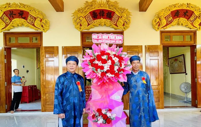 Đại các họ tộc đến dâng hoa