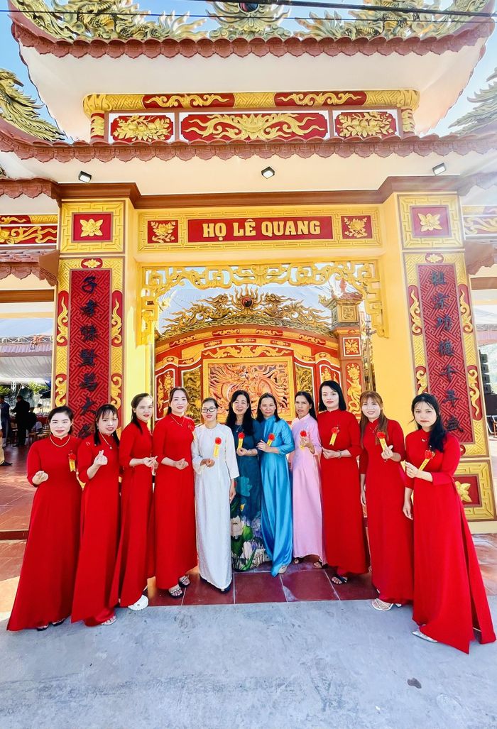 Các cháu dâu của họ Lê Quang về chung vui ngày khánh thành