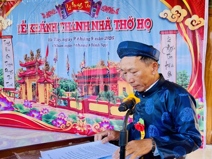 Ông Lê Quang Hòa đọc diễn văn và tóm tắt lịch sử ra đời, phát triển họ Lê Quang tại Lễ khánh thành ↵ ↵