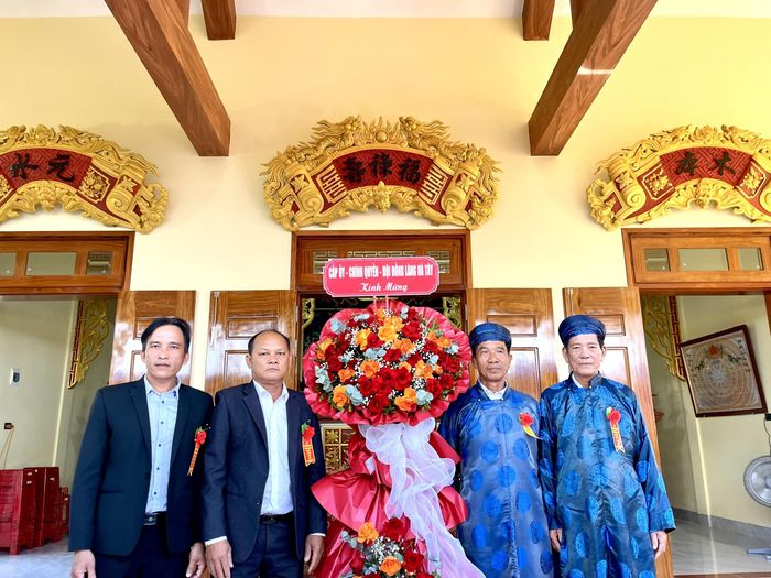 Đại diện cấp ủy, chính quyền địa phương đến dâng hoa