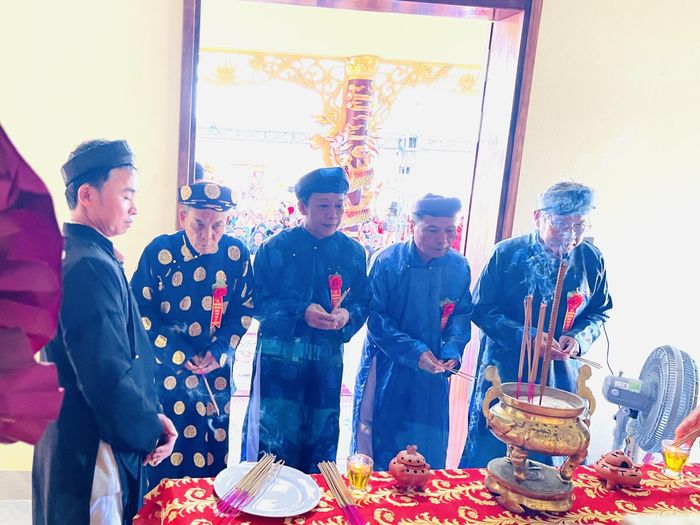 Đại diện các họ tộc dâng hương
