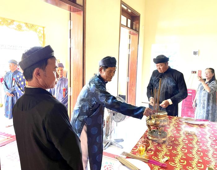 Ông Hoàng Tiến Lãn Trưởng Ban Hội đồng làng Hà Tây dâng hương ↵