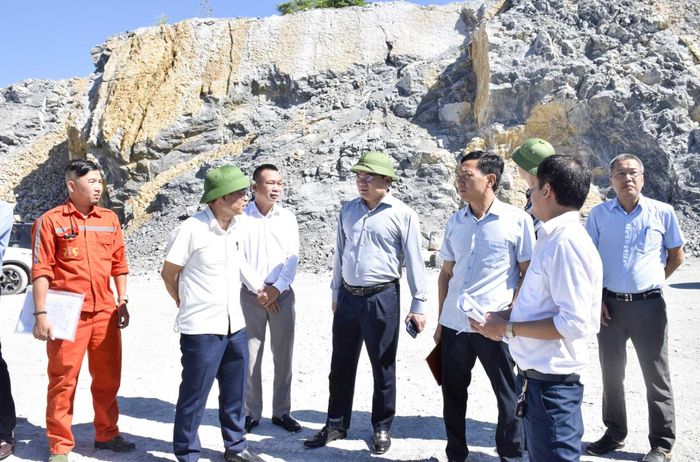 PhóChủ tịch UBND tỉnh Nghệ An Phùng Thành Vinh và các thành viên Đoàn công tác nghe lãnh đạo Công ty cổ phần xi măng Sông Lam báo cáo tình hình khai thác mỏ đá vôi.