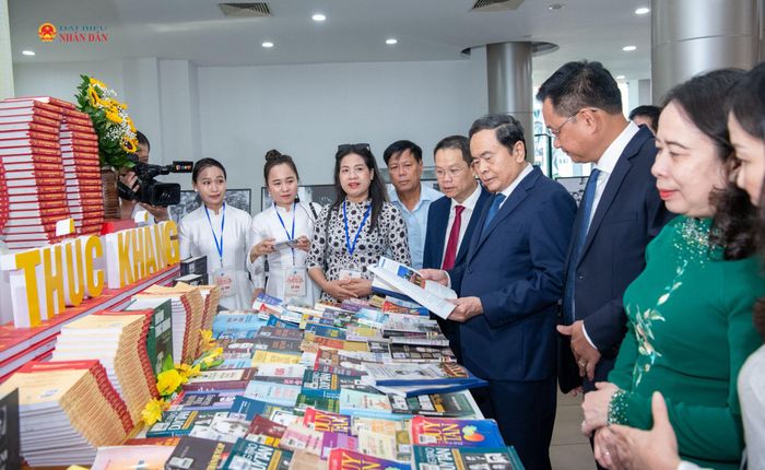 Chủ tịch Quốc hội Trần Thanh Mẫn và các đại biểu thăm các gian trưng bày sách, ấn phẩm giới thiệu về cuộc đời, sự nghiệp của Cụ Huỳnh Thúc Kháng