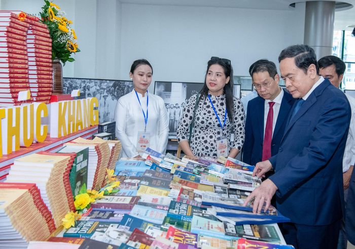 Chủ tịch Quốc hội Trần Thanh Mẫn và các đại biểu thăm các gian trưng bày sách, ấn phẩm giới thiệu về cuộc đời, sự nghiệp của Cụ Huỳnh Thúc Kháng