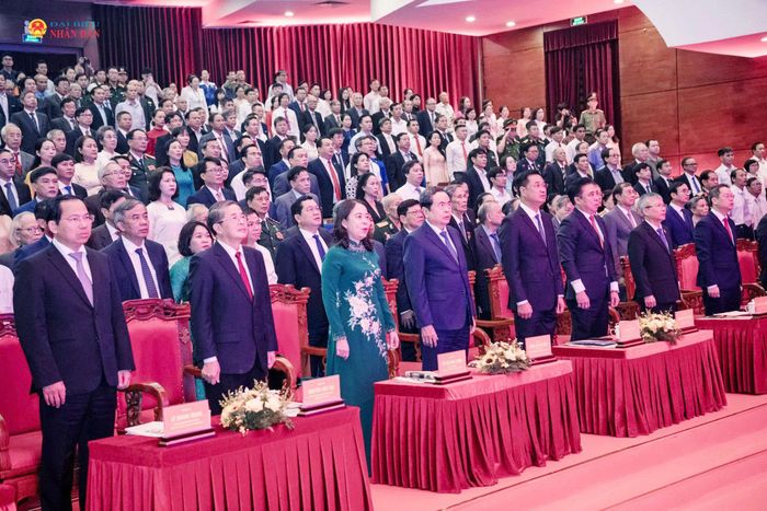 Chủ tịch Quốc hội Trần Thanh Mẫn và các đại biểu thực hiện nghi thức chào cờ