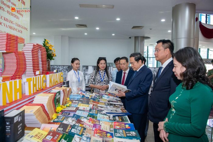 Chủ tịch Quốc hội Trần Thanh Mẫn và các đại biểu thăm các gian trưng bày sách, ấn phẩm giới thiệu về cuộc đời, sự nghiệp của Cụ Huỳnh Thúc Kháng