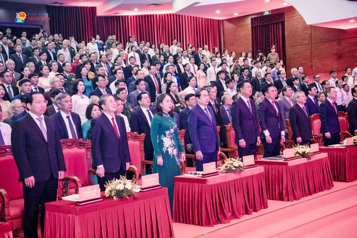 Chủ tịch Quốc hội Trần Thanh Mẫn và các đại biểu thực hiện nghi thức chào cờ. Ảnh: Lâm Hiển