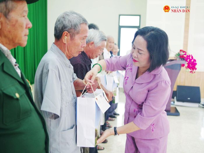 Phó Chủ tịch Quốc hội Nguyễn Thị Thanh trao các phần quà cho thương binh, bệnh binh, thân nhân liệt sĩ và những người có công với cách mạng tại xã Ea Wer, tỉnh Đắk Lắk