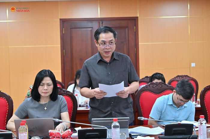 Bí thư Chi bộ, Vụ trưởng Vụ Công tác đại biểu Chử Văn Thìn trình bày báo cáo