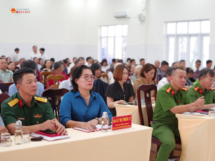 Các đại biểu và cử tri tham dự buổi tiếp xúc
