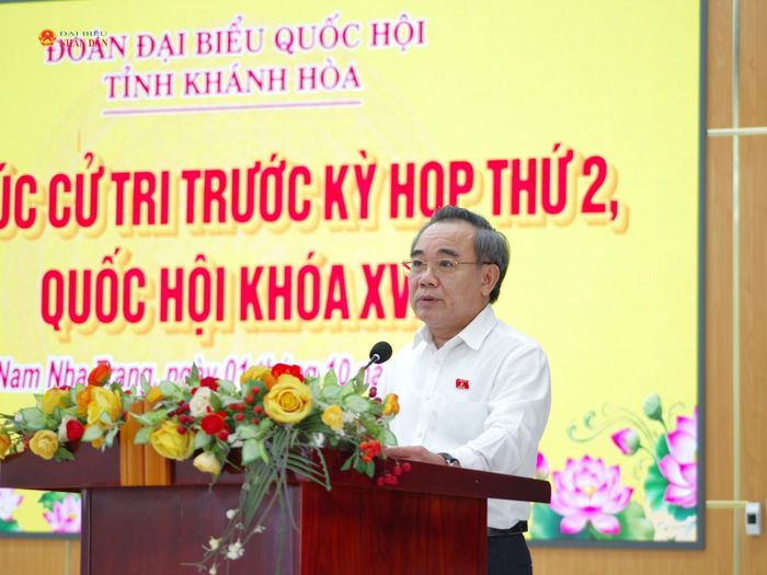 Phó Trưởng đoàn chuyên trách Đoàn ĐBQH tỉnh Lê Hữu Trí phát biểu tại buổi tiếp xúc