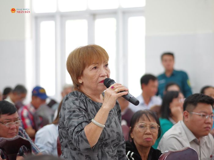 Cử tri phát biểu ý kiến, kiến nghị tại buổi tiếp xúc