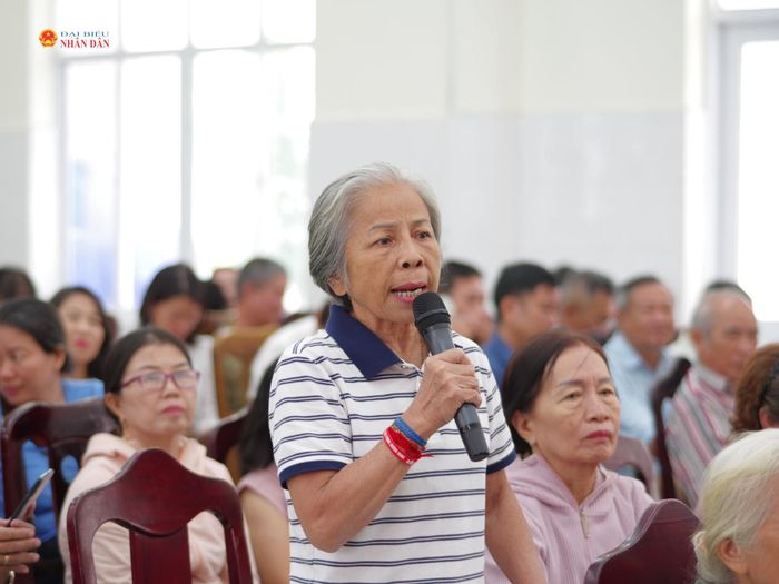 Cử tri phát biểu ý kiến, kiến nghị tại buổi tiếp xúc