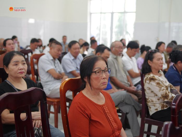 Đông đảo cử tri dự buổi tiếp xúc
