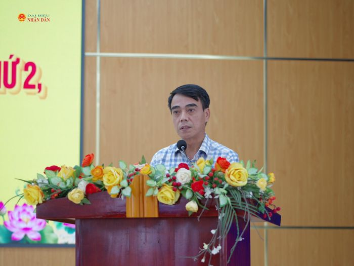 Lãnh đạo phường Tây Nha Trang trả lời các ý kiến, kiến nghị của cử tri tại buổi tiếp xúc