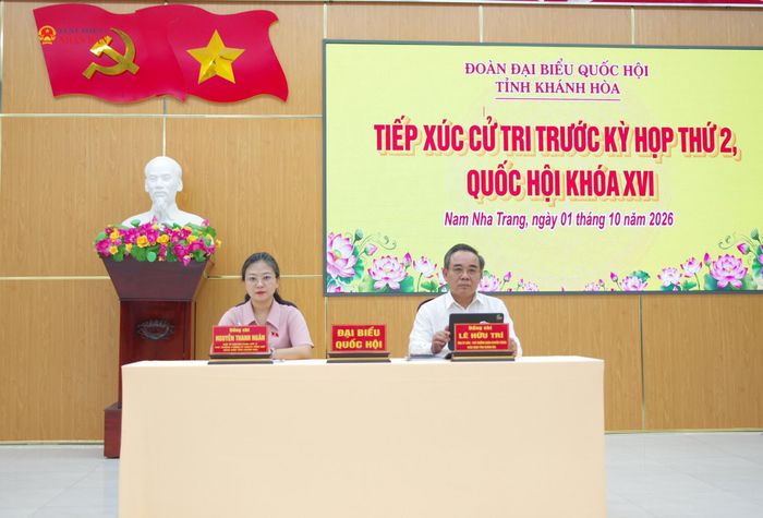Phó Trưởng đoàn chuyên trách Đoàn ĐBQH tỉnh Lê Hữu Trí cùng các đại biểu tiếp xúc cử tri
