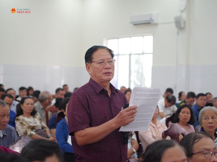 Cử tri phát biểu ý kiến, kiến nghị tại buổi tiếp xúc