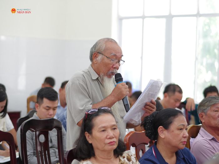 Cử tri phát biểu ý kiến, kiến nghị tại buổi tiếp xúc
