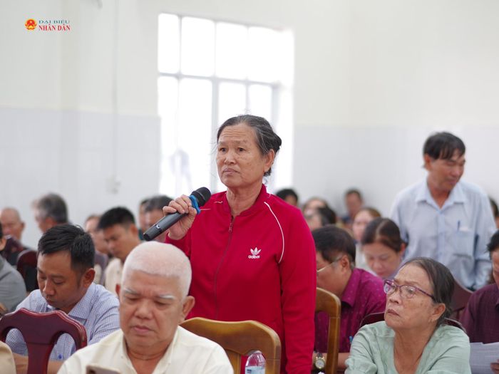 Cử tri phát biểu ý kiến, kiến nghị tại buổi tiếp xúc