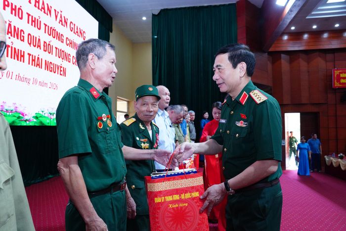 Phó Thủ tướng, Bộ trưởng Bộ Quốc phòng, Đại tướng Phan Văn Giang tặng quà đối tượng chính sách trên địa bàn tỉnh Thái Nguyên