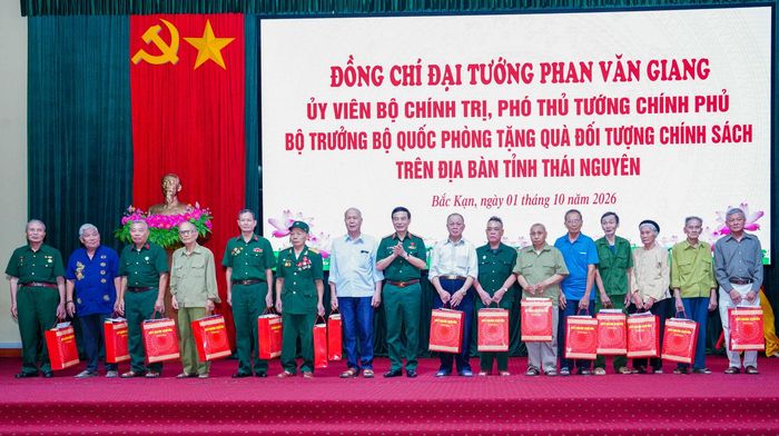 Phó Thủ tướng, Bộ trưởng Bộ Quốc phòng, Đại tướng Phan Văn Giang tặng quà đối tượng chính sách trên địa bàn tỉnh Thái Nguyên.