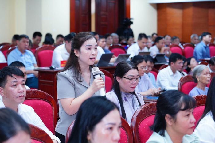 Cử tri nêu ý kiến, kiến nghị với Đoàn ĐBQH tỉnh Thái Nguyên.