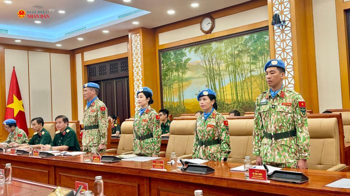 4 sĩ quan nhận quyết định gồm: 2 sĩ quan vượt qua các quy trình tuyển chọn khắt khe để đảm nhận vị trí chuyên gia tại Trụ sở Liên Hợp Quốc (Hoa Kỳ) và 2 sĩ quan làm nhiệm vụ tại Phái bộ UNISFA (khu vực Abyei)