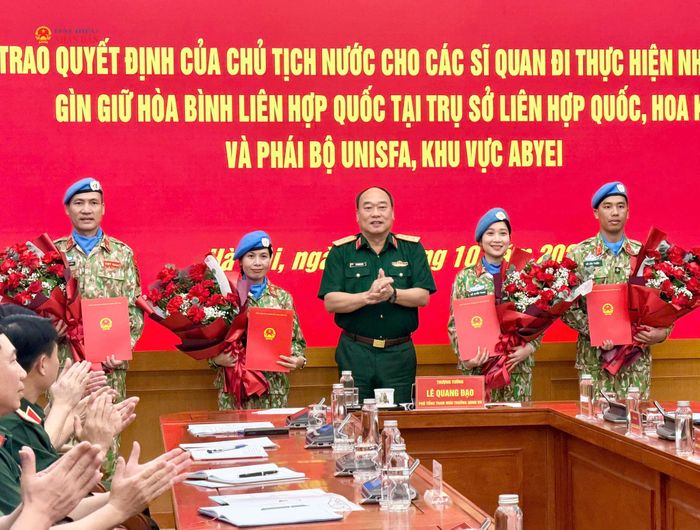 Thượng tướng Lê Quang Đạo trao Quyết định của Chủ tịch nước và Quyết định của Bộ trưởng Bộ Quốc phòng cử các sĩ quan Quân đội nhân dân Việt Nam đi thực hiện nhiệm vụ gìn giữ hòa bình Liên Hợp Quốc