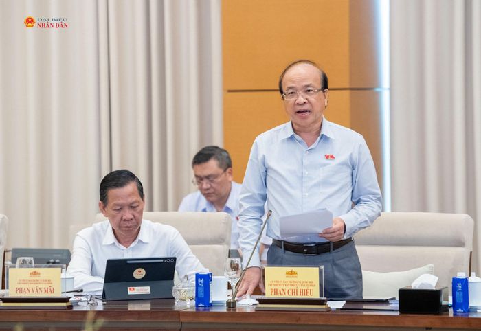 Chủ nhiệm Ủy ban Pháp luật và Tư pháp Phan Chí Hiếu phát biểu