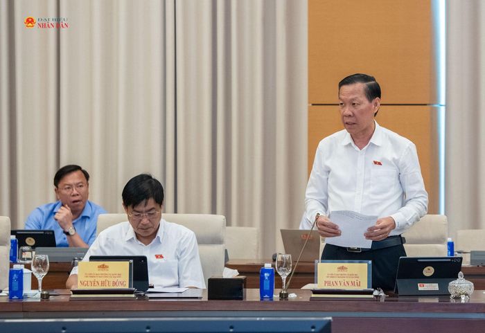 Chủ nhiệm Ủy ban Kinh tế và Tài chính Phan Văn Mãi trình bày Báo cáo thẩm tra sơ bộ dự án Luật Đất đai (sửa đổi)