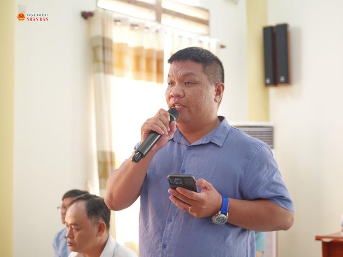 Cử tri phát biểu ý kiến, kiến nghị tại buổi tiếp xúc