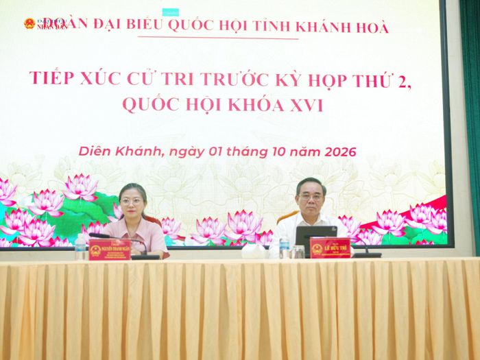 Phó Trưởng đoàn chuyên trách Đoàn ĐBQH tỉnh Lê Hữu Trí cùng các đại biểu tại buổi tiếp xúc cử tri