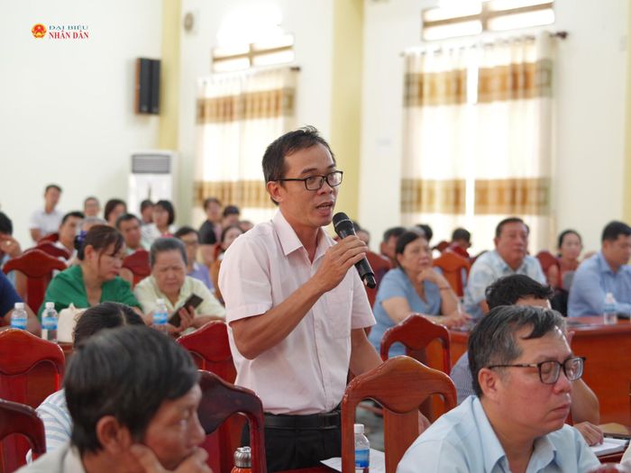 Cử tri phát biểu ý kiến, kiến nghị tại buổi tiếp xúc