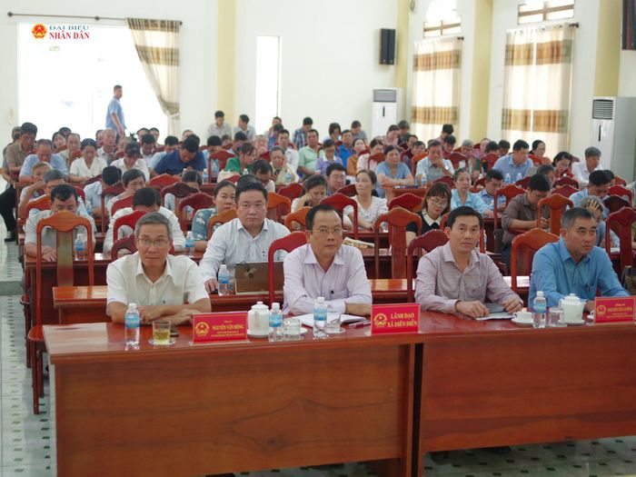 Các đại biểu và cử tri tham dự buổi tiếp xúc
