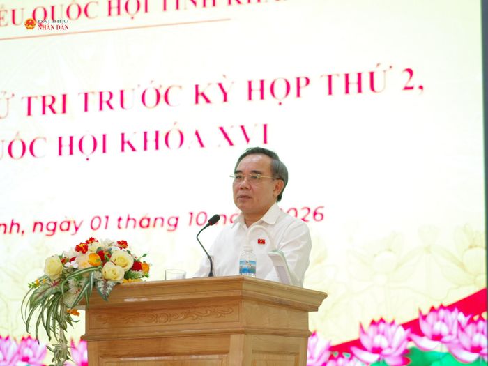 Phó Trưởng đoàn chuyên trách Đoàn ĐBQH tỉnh Lê Hữu Trí phát biểu tại buổi tiếp xúc