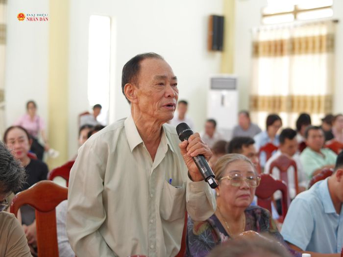 Cử tri phát biểu ý kiến, kiến nghị tại buổi tiếp xúc