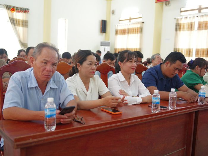 Cử tri tham gia buổi tiếp xúc