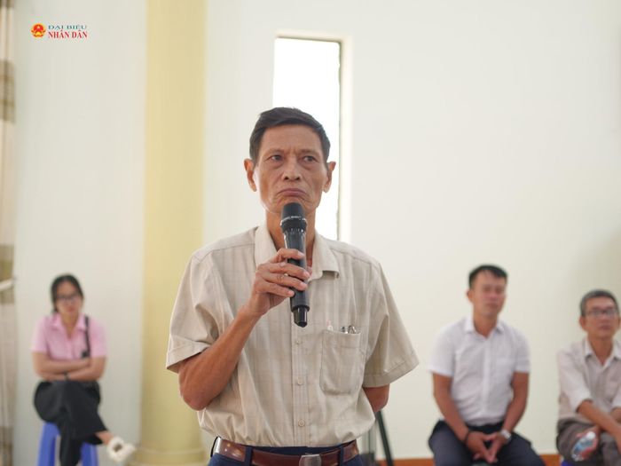 Cử tri phát biểu ý kiến, kiến nghị tại buổi tiếp xúc