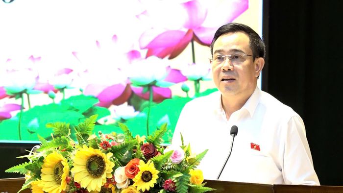 Phó Trưởng đoàn chuyên trách Đoàn ĐBQH tỉnh Nguyễn Văn Huy tiếp thu các ý kiến, kiến nghị của cử tri phản ánh tại hội nghị. Ảnh: Hương Giang