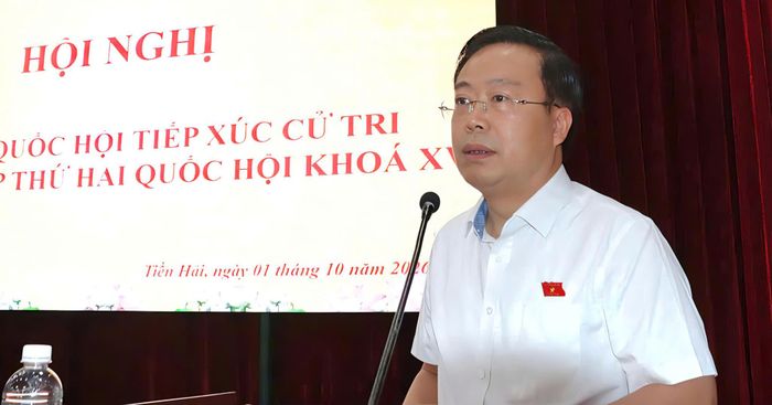 Phó Chủ nhiệm Ủy ban Công tác đại biểu của Quốc hội Nguyễn Đại Thắng tiếp thu các ý kiến, kiến nghị của cử tri phản ánh tại hội nghị. Ảnh: Thu Hiền