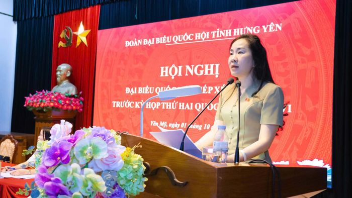 Phó Chủ nhiệm Ủy ban Kinh tế và Tài chính của Quốc hội Đoàn Thị Thanh Mai tiếp thu các ý kiến, kiến nghị của cử tri xã Yên Mỹ phản ánh tại hội nghị